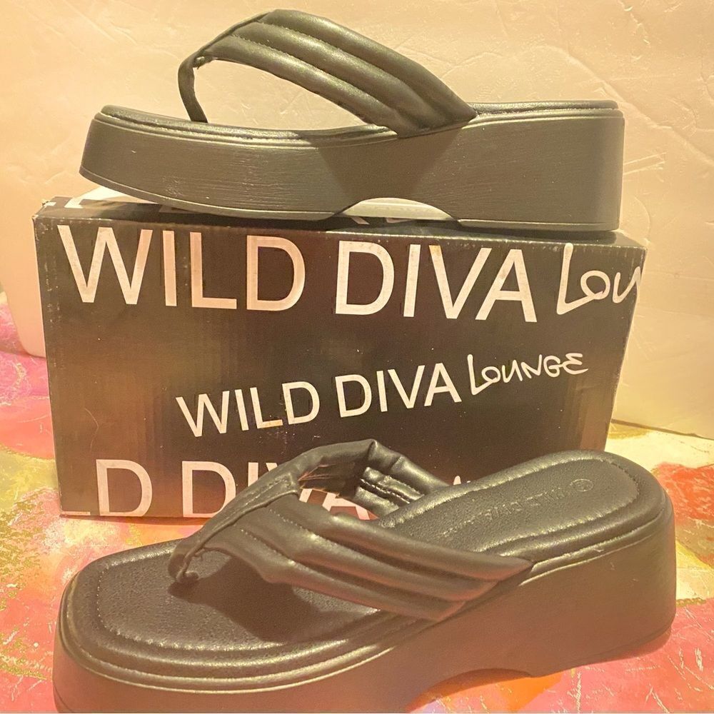 🛍️Wild Diva Lounge Black wedge  fashion sandal Slip on open toe Size: 8 1/2 🎀